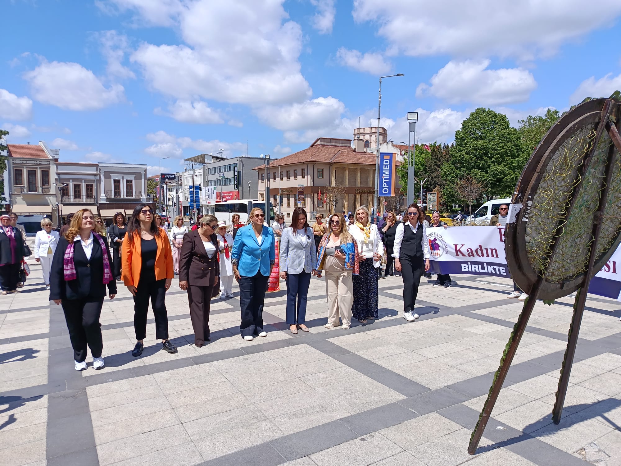 Edirne’de Anneler Günü, Edirne Kadın Dayanışması ve Edirne Belediyesi’nin iş birliğiyle düzenlenen duygu dolu bir programla kutlandı. Kentin kadınları, ulu önder Mustafa Kemal Atatürk’ün annesi Zübeyde Hanım’ın büstü önünde bir araya gelerek dayanışma mesajları verdi.